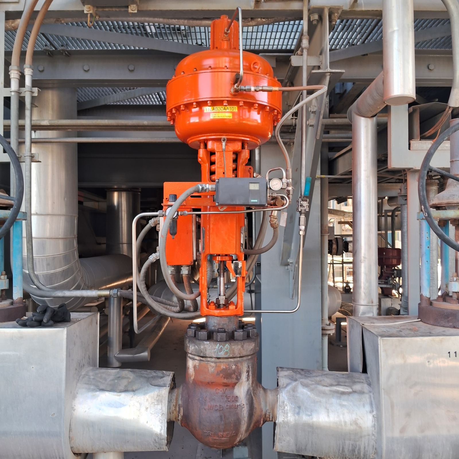 Válvula automatizada en sitio de producción.
